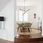 Deco Gem In Center Apartment